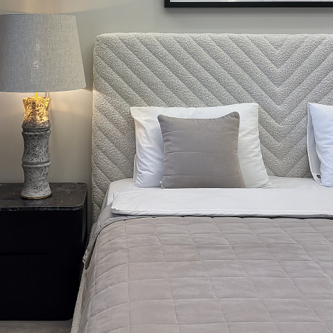 Комплект кровать Valerie + тумба Moclin 