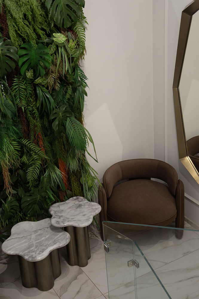 Приставной стол Farrell фигурный, столешница из мрамора Греция